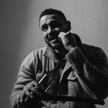 İçki içiyor. İspanyol adam sağlıksız alkol içme bağımlı muzdarip. İsimsiz alkolik içki problemi yaşıyor. Depresif latino adam şişeden alkollü içki içme.