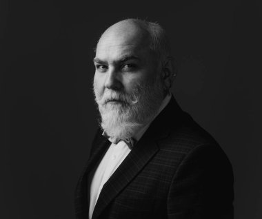 Kıdemli adam. Siyah arka planda izole edilmiş gri saçlı zarif bir son sınıf öğrencisinin portresi.