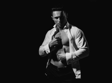 Yakışıklı, erkek model, beyaz gömlekli. Modaya uygun bir adamın stüdyo fotoğrafı. Seksi, muhteşem, stil sahibi adam.