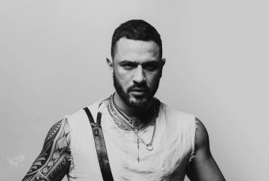 Yakışıklı bir adamın yakın portresi. Gri arkaplandaki modaya uygun Latin adamın yüzünü kapat