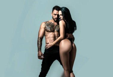 Aşık seksi bir çift. Şehvetli aşıklar soyunur. Kız arkadaş ve erkek arkadaş şehvetli kucaklaşmalar. Romantik bir kadın ve çıplak seksi bir adam. Güzel tutkulu çift