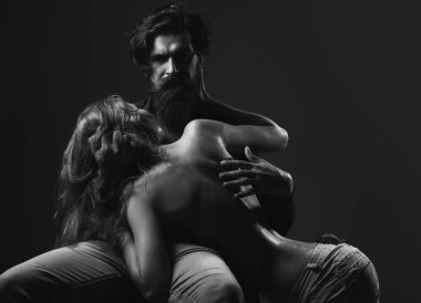 Kucaklaşan ateşli genç çift. İnsanları sevmek