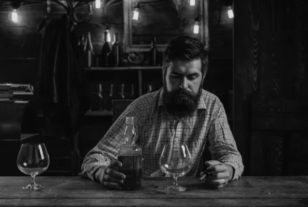 家で酒を飲んでた バーマンを飲んで パブレトロヴィンテージインテリア ヒップスターバーマンのコンセプト 酔った男だ ウィスキーブランデーコニャックのコンセプト — ストック写真