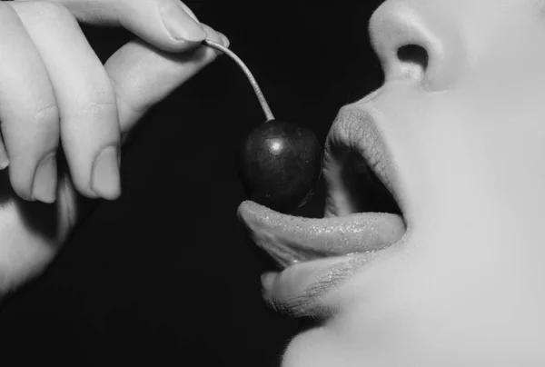 樱桃在女人嘴里 女人唇上的樱桃舌头舔樱桃 关闭了 性感的舌头 — 图库照片