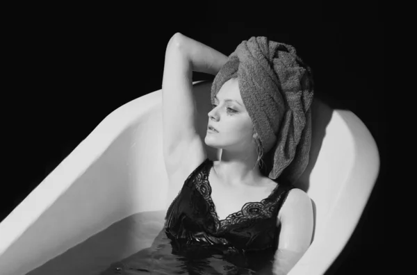 Depresyon Kavramı Banyodaki Üzgün Kadın Üzüntü Keder Hüsran Yalnız Üzgün — Stok fotoğraf