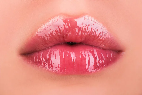 ピンクの口紅を持つセクシーな女性の唇 官能的な女性が口を開けている 光沢のあるリップグロスで赤いリップ 若い女性の魅惑的な唇 — ストック写真
