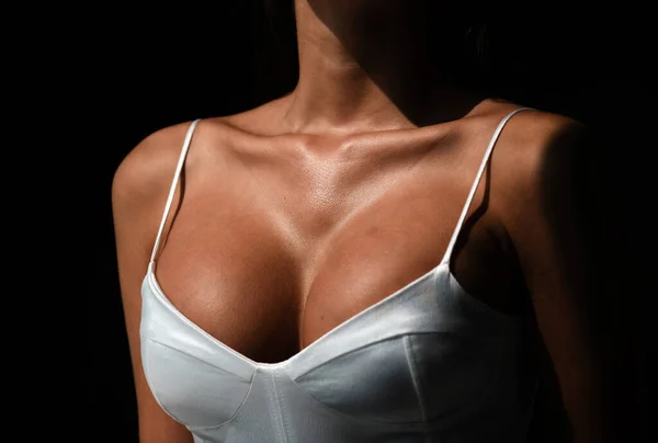 穿着性感的女人胸部和纤细的身体 女性性感的胸部 被隔离在黑暗中 靠近点 — 图库照片