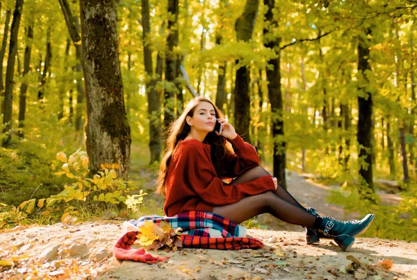 Erişkin Doğal Işık Romantik Sonbahar Kadın Modeli Doğal Arka Planda — Stok fotoğraf