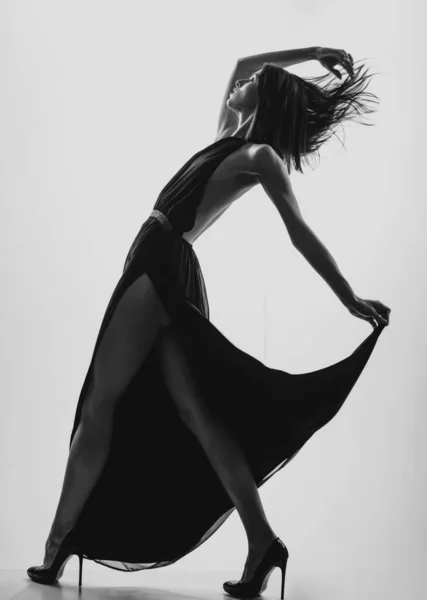 Κομψή Καυτή Νεαρή Κυρία Που Χορεύει Κίνηση Γυναίκα Μαύρο Φόρεμα — Φωτογραφία Αρχείου