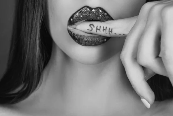 Shhh Frau Shh Frauengeheimnisse Weibchen Mit Finger Mund Nahaufnahme Einer — Stockfoto