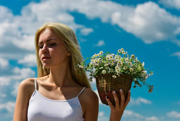 Gökyüzü Arka Planında Papatya Çiçeği Sepeti Olan Kadın Bahar Yabani — Stok fotoğraf