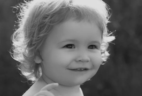 緑の自然公園でかわいい赤ちゃんの頭を閉じ 子供の肖像画 笑顔でかわいい笑顔で — ストック写真