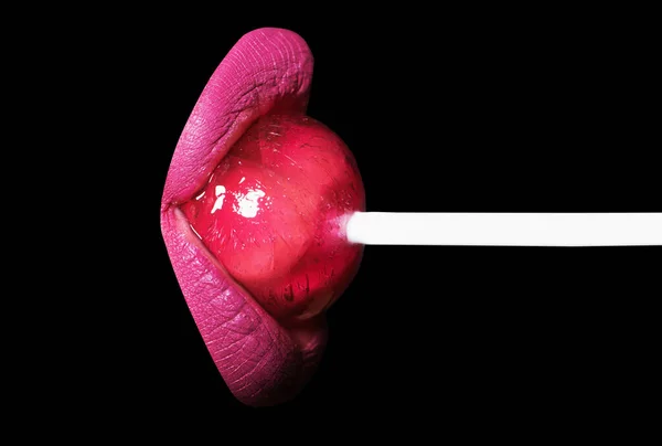 性感吸舔棒棒糖 在吃糖果棒棒糖在黑背景下被分离出来 迷人的红唇吃着汗水棒棒糖 — 图库照片