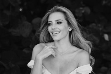 Yaz modeli. Güzel bir kadının yakın portresi. Yaz parkında güzel bir genç kız. Yaz arkaplanındaki güzel kız modeli.