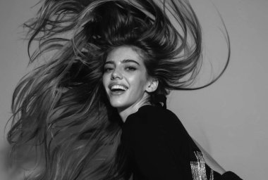 Güzel, zarif bir kadının stüdyo portresi. Yüksek model.