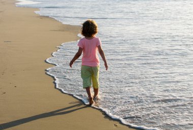 Yaz tatili. Yaz tatilinde sahilde oynayan bir çocuk.