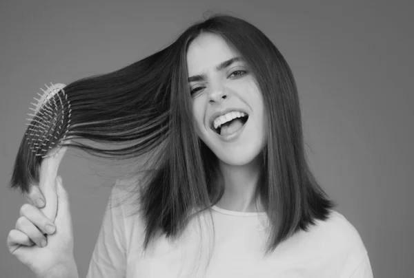 Saçları Taraklı Mutlu Güzel Bir Kızın Portresini Yakından Çek Çekici — Stok fotoğraf