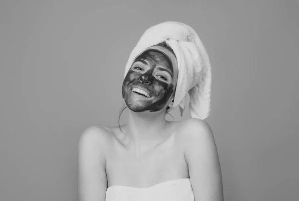Vacker Kvinna Med Kosmetisk Lera Ansiktsbehandling Spa Hälsa Koncept Skönhetsbehandling — Stockfoto
