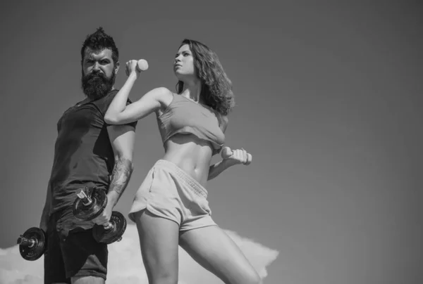 Entrenamiento Deportivo Pareja Con Pesas Hombre Fuerte Mujer Sexy Haciendo — Foto de Stock