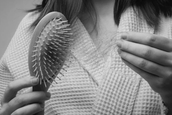 Концепция Выпадения Волос Проблемы Волосами Расческе Изолированы Поврежденные Нездоровые Волосы — стоковое фото