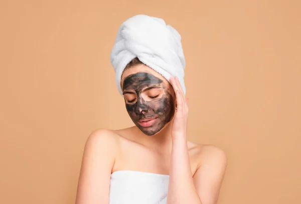 Beautiful Girl Mud His Face Cosmetic Mask Beauty Face Mud — ストック写真