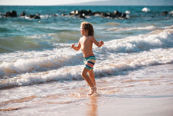 Kleiner Junge Läuft Strand Und Plätschert Blauen Meer Kind Spaziert — Stockfoto