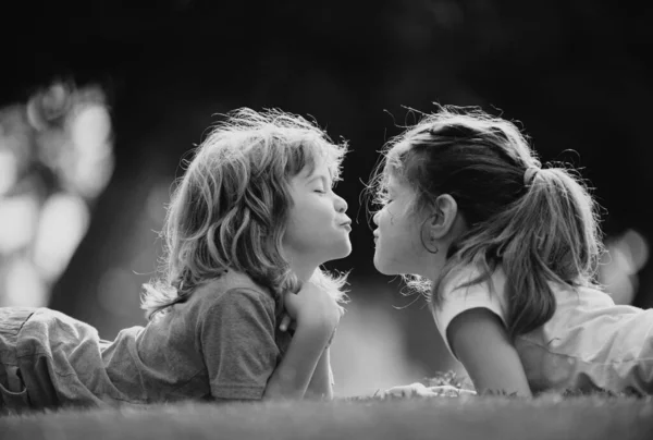 子供との関係 かわいい愛だ 小さな子供たちキス屋外で公園 — ストック写真