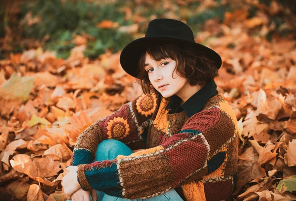 Jonge Hippe Vrouw Een Modieuze Gebreide Trui Zittend Herfstblad Het — Stockfoto