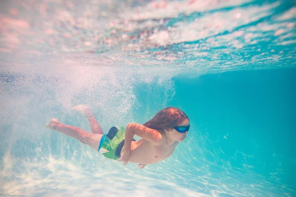 Criança Nadar Piscina Rapaz Engraçado Nada Debaixo Água Piscina Retrato — Fotografia de Stock