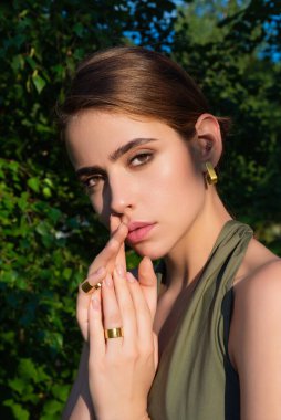 Yaz yeşilliklerinde poz veren seksi bir kadın. Köydeki genç ve seksi bayan. Açık hava eğlence aktivitesi. Kırsal ve yaşam tarzı konsepti. Kırsal tarzda. Doğa kadını.