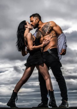 Çıplak, kaslı bir adam ve seksi bir kadın. İnsanları sevmek. Güzel kadın, seksi aşığın seksi vücudunu nazikçe soyuyor. Birbirine aşık güzel bir çift. Seksi kız ve kaslı erkek arkadaşı çıplak vücutlu.