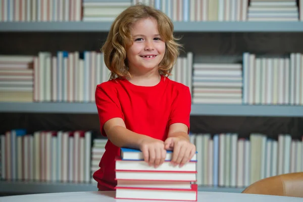 Okul Kütüphanesinde Okuyan Bir Öğrenci Kütüphanede Kitap Okuyan Çocuk Kitaplığı — Stok fotoğraf