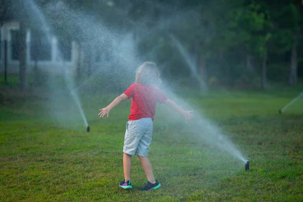 Anak Anak Bermain Taman Dekat Irigasi Sistem Penyiram Air Menyiram — Stok Foto