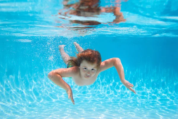 游泳池里的水下男孩 可爱的小男孩在水里游泳 和孩子们一起过暑假积极健康的假日 — 图库照片