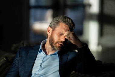 Stresli iş adamının ev ofisinde başı ağrıyor. Yorgun iş adamı fazla mesai yapıyor ve başı ağrıyor. Son sınıf öğrencisinin portresi baş ağrısından muzdarip. Aşırı çalışmaktan migren ağrısı, iş yerinde zor.