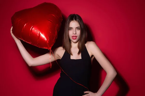 Güzel Genç Bir Kadın Elinde Kırmızı Kalp Şeklinde Balonlar Sevgililer — Stok fotoğraf