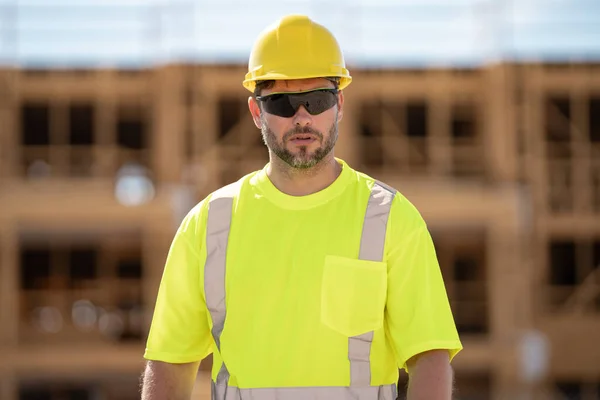 西班牙裔40多岁的建筑工人在工地施工 美国中年男工 千年建筑工人与在大楼 建筑工人的肖像小业主 — 图库照片