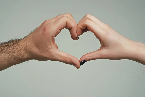 男性和女性的手是心形的 双手呈爱心的形状 心结霜的手 爱的概念 用手指签署心脏 情人节的爱 两个人牵着手表示爱情的形状符号 — 图库照片
