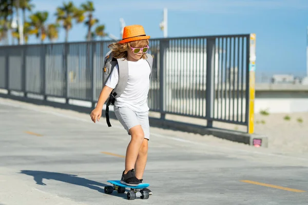 Chlapec Skateboardu Silnici Kluk Cvičí Skateboard Děti Učí Jezdit Skateboardu — Stock fotografie