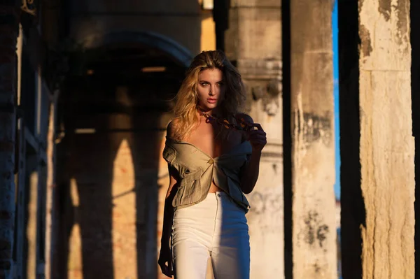 Відкритий Портрет Молодої Блондинки Міській Вулиці Сексуальна Жінка Виходить Вулицю — стокове фото