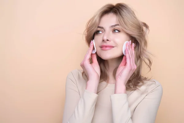 Beautiful Young Woman Cotton Pad Applying Lotion Face Removing Makeup —  Fotos de Stock