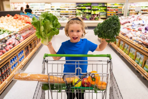 Kind Mit Einkaufswagen Und Gemüse Lebensmittelgeschäft Kind Wählt Frisches Gemüse — Stockfoto