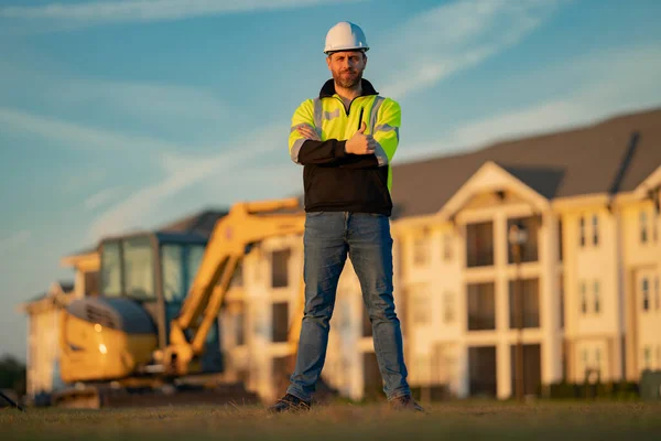 小企业主 建筑工人戴着安全帽在建筑工地 建筑工人穿着建筑工人制服 进行挖掘 工人建筑 — 图库照片