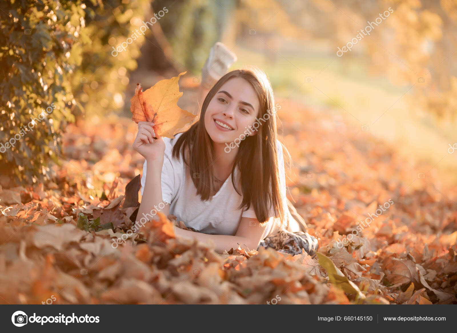 Autumn Fall Portrait Young Woman Autumn Leafs Foliage Beautiful Girl —  Stock Photo © Tverdohlib.com #660145150