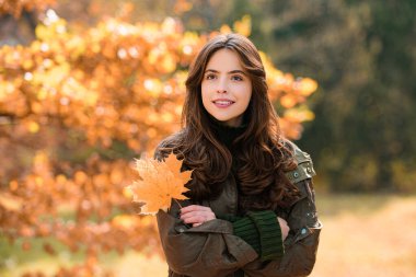 Sonbahar parkında güzel bir kadın. Doğada güzel sonbahar zamanı. Sonbahar rüyası. Kadın sonbaharda rüya görür. Güzel kız rüyası. Hayalperest kadın. Hayaller ve hayal gücü. Hayalci kadın model.