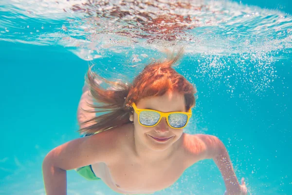 Miúdo Nadar Debaixo Água Crianças Verão Menino Feliz Piscina Dia — Fotografia de Stock