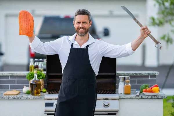Barbecue Meester Chef Schort Met Zalmfilet Bbq Een Spaanse Man — Stockfoto