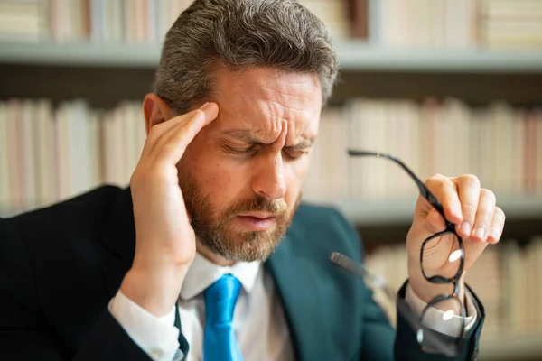 Nahaufnahme Porträt Eines Gestressten Mannes Mit Kopfschmerzen Migräne Kopfschmerzen Müdigkeit — Stockfoto