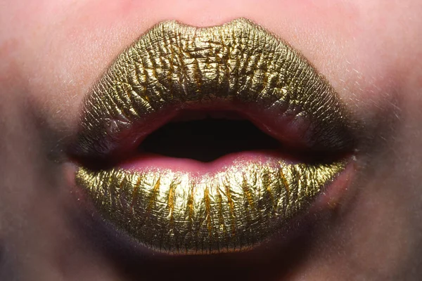 Läpp Med Gyllene Glitter Effekt Kvinnlig Mun Nära Håll Gyllene — Stockfoto