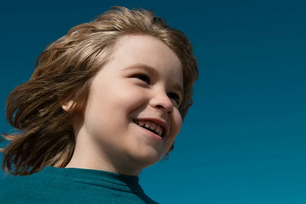 Barn Beger Sig Upp Blå Himmel Med Kopieringsutrymme Närbild Närbild — Stockfoto